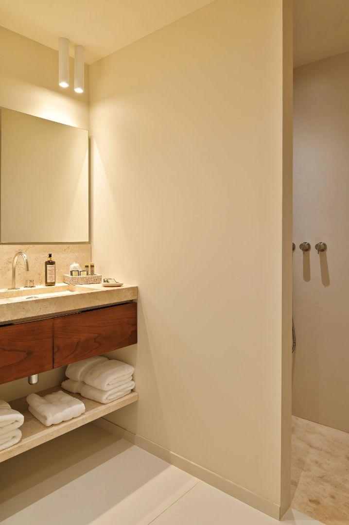 Grande salle de bain dans les chambres de l'hôtel Abbartello